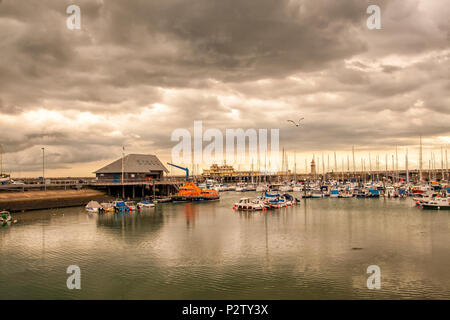 Yachten und Boote im Hafen von Ramsgate, Kent, England Stockfoto