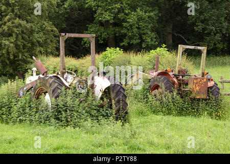 Alte Traktoren auf einem Bauernhof, England, UK aufgegeben Stockfoto