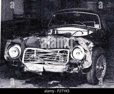 . Englisch: Ferrari 166 S (s/n003 S),[1] nach einem Crash in der Coppa Gallenga hillclimb südlich von Rom am 14. November 1948 (angetrieben von Giampiero Bianchetti.[2] Dieses Bergrennen in Vermicino begann und endete im Rocca di Papa. Vom 6. Dezember 2016. Unbekannter Fotograf 28 Ferrari 166 S-SN003 S-crash-Bianchetti Stockfoto