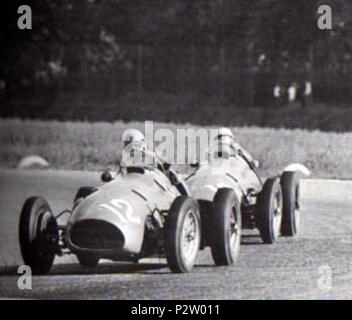 . Englisch: Alberto Ascari und Luigi Villoresi in Aktion an der 1952 GP Italien. Beide fahren Ferrari Tipo 500 s. Italiano: Alberto Ascari e Luigi Villoresi in Azione al GP d'Italia 1952. Vom 7. Oktober 1952. Unbekannt 28 Ferrari 500 F2 Stockfoto