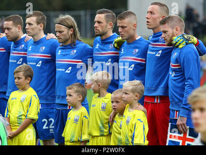 REYKJAVIK, Island - 5 September, 2017: die Spieler der Nationalmannschaft von Island hören Nationalhymnen vor der FIFA Fußball-Weltmeisterschaft 2018 qualifizieren Stockfoto