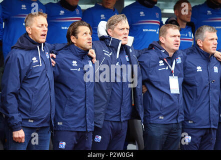 REYKJAVIK, Island - 5. SEPTEMBER 2017: Manager von Island Nationalmannschaft Heimir Hallgrimsson (L) und seine Assistenten zur Nationalhymne hören während der F Stockfoto