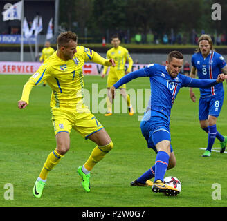 REYKJAVIK, Island - 5. SEPTEMBER 2017: Andriy Yarmolenko der Ukraine (L) kämpft für eine Kugel mit Gylfi Sigurdsson von Island während der FIFA-Cu Stockfoto