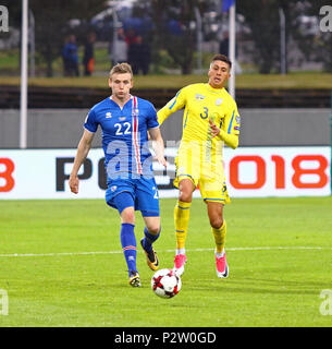 REYKJAVIK, Island - 5. SEPTEMBER 2017: Jon Dadi Bodvarsson von Island (L) kämpft für eine Kugel mit yevhen Khacheridi der Ukraine während der FIFA WM Stockfoto