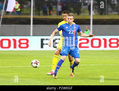 REYKJAVIK, Island - 5. SEPTEMBER 2017: Jon Dadi Bodvarsson von Island (L) kämpft für eine Kugel mit yevhen Khacheridi der Ukraine während der FIFA WM Stockfoto