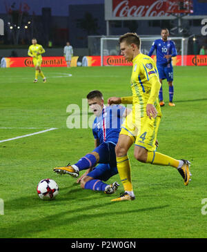 REYKJAVIK, Island - 5. SEPTEMBER 2017: Johann Gudmundsson von Island (L) kämpft für eine Kugel mit Nikolai Matwijenko der Ukraine während der FIFA WM Stockfoto