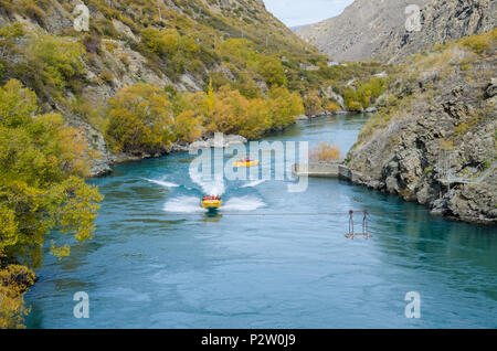 Central Otago, Neuseeland - April 22,2016: Goldfields Jet Bootsfahrt auf dem Kawarau River zu Goldfields Bergbau Mitte in Kawarau Gorge, Neuseeland. Stockfoto