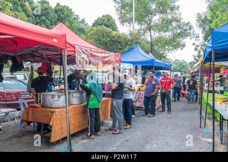 Kuala Lumpur, Malaysia - 27. Mai 2018: Menschen entdecken und kaufen Lebensmittel rund um den Ramadan Basar. Stockfoto