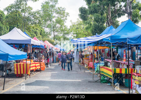 Kuala Lumpur, Malaysia - 27. Mai 2018: Menschen entdecken und kaufen Lebensmittel rund um den Ramadan Basar. Stockfoto