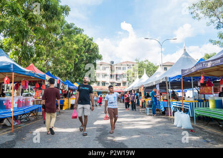 Kuala Lumpur, Malaysia - 27. Mai 2018: Menschen entdecken und kaufen Lebensmittel rund um den Ramadan Basar. Stockfoto