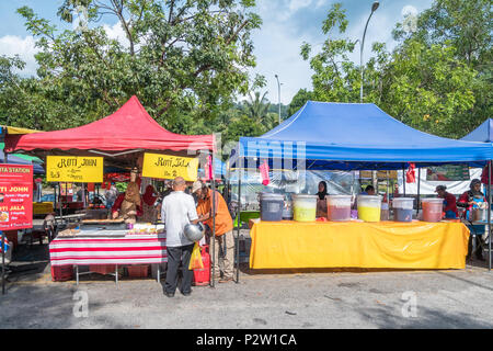 Kuala Lumpur, Malaysia - 27. Mai 2018: Ein Mann kann man kaufen Essen im Ramadan Basar abgewürgt. Stockfoto