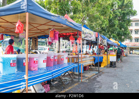 Kuala Lumpur, Malaysia - 27. Mai 2018: Menschen entdecken und kaufen Lebensmittel rund um den Ramadan Basar. Stockfoto