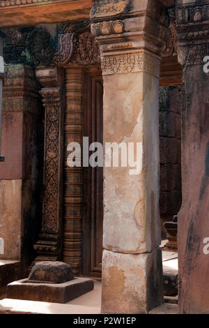 Angkor Kambodscha, gestaltete Eingangsbereich mit Linga im 10. Jahrhundert Banteay Srei Tempel Stockfoto