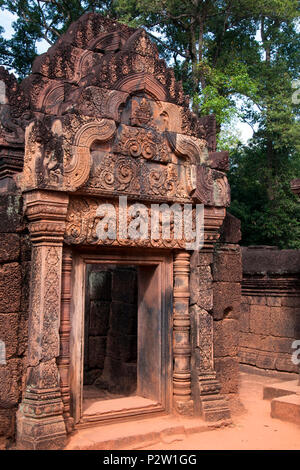 Angkor Kambodscha, Eingang weg oder GOPURA, die auf das 10. Jahrhundert Banteay Srei Tempel Stockfoto