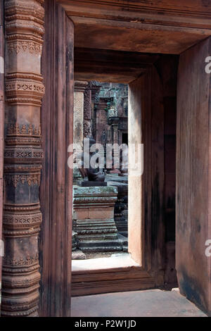 Angkor Kambodscha, gestalteten Eingangsbereich, die auf das 10. Jahrhundert Banteay Srei Tempel mit Statuen in Jenseits Stockfoto