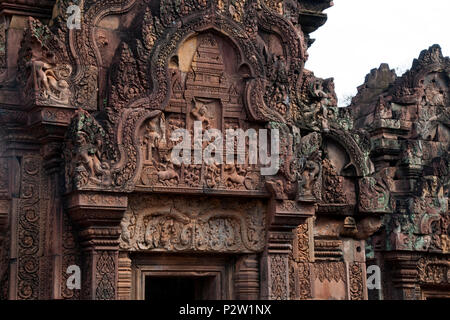 Angkor Kambodscha, Krishna das Töten der Dämon König Kamsa Relief über der westlichen Giebel bas, südlichen Bibliothek des 10. Jahrhunderts Banteay Srei Tempel Stockfoto