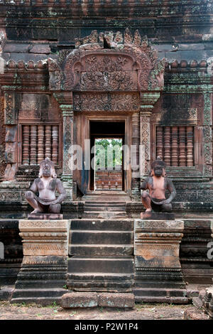 Angkor Kambodscha, Treppe mit monkey Wächter im 10. Jahrhundert Banteay Srei Tempel Stockfoto