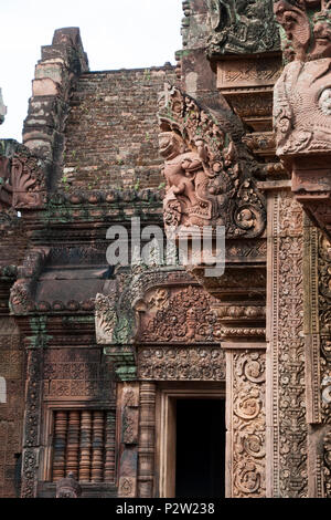 Angkor Kambodscha, Schnitzereien von garuda der Vogel der Mensch im 10. Jahrhundert Banteay Srei Tempel Stockfoto