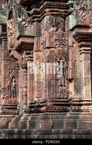 Angkor Kambodscha, kunstvollen Schnitzereien mit apsaras auf Wände im 10. Jahrhundert Banteay Srei Tempel Stockfoto