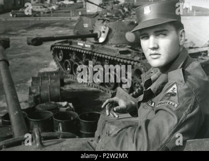 . Elvis Presley posiert für die Kamera während des Militärdienstes zu einem US-Stützpunkt in Deutschland. zwischen 1958 und 1960. Vittoriano Rastelli 24 Elvis Presley in Deutschland Stockfoto