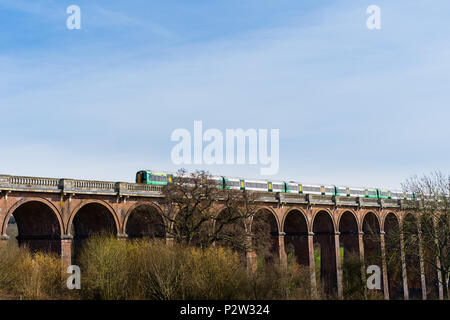 Südlicher Zug, der über das Viadukt im Ouse Valley bei Haywards Heath, West Sussex, England, Großbritannien, auf der Strecke London nach Brighton fährt. Stockfoto