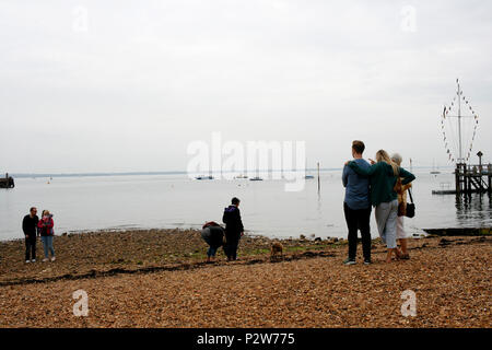 Touristen auf den Solent in Yarmouth Stadt Isle of Wight uk Juni 2018 Stockfoto