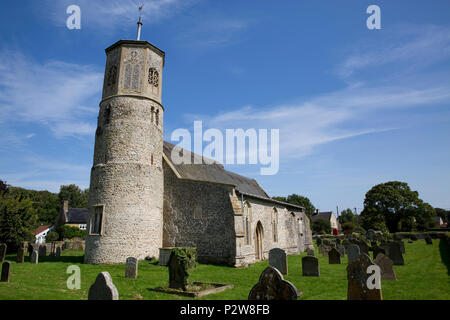 Der hl. Jungfrau Maria Kirche, mit ihrem achteckigen Turm und Reetdach Kirchenschiff im Dorf Beachamwell, Norfolk, Großbritannien Stockfoto