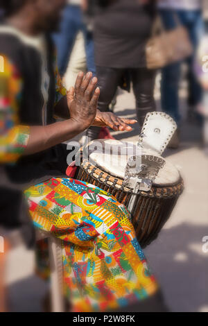 African Percussionist spielt auf der Straße Stockfoto