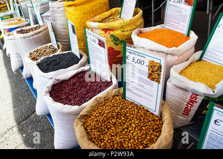 Ostuni, Italien - 28 April 2018: Säcke von Leguminosen auf dem Markt von Ostuni Stockfoto