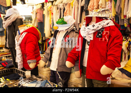 Ostuni, Italien - 28 April 2018: Anzeige der Baby Kleidung am Ostuni Markt mit niemand Stockfoto