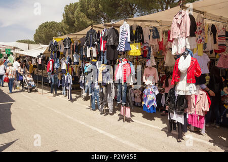 Ostuni, Italien - 28 April 2018: Stände von Kleidung auf dem Markt in Ostuni Stockfoto