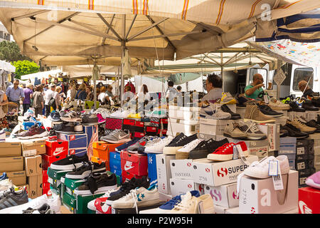 Ostuni, Italien - 28 April 2018: Stände mit Schuhen zu verkaufen und Kunden auf dem Markt der Ostuni (Italien) Stockfoto