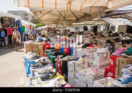 Ostuni, Italien - 28 April 2018: Stände mit Schuhen zu verkaufen und Kunden auf dem Markt der Ostuni (Italien) Stockfoto