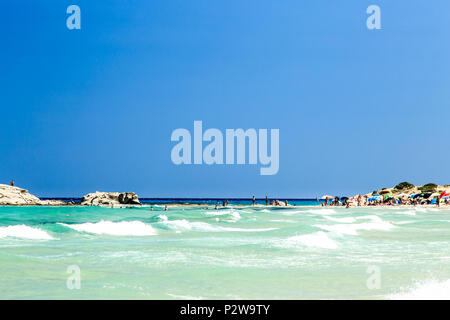 Ein Tag am Strand in Sardinien in einem heißen Sommer Stockfoto