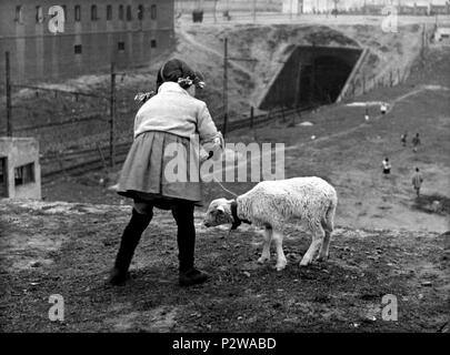 Original Film Titel: FELICES PASCUAS. Englischer Titel: Frohe Ostern. Regisseur: JUAN ANTONIO BARDEM. Jahr: 1954. Credit: EXCLUSIVAS FLORALVA/Album Stockfoto