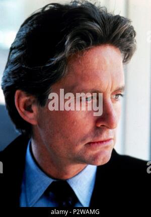 Original Film Titel: Basic Instinct. Englischer Titel: Basic Instinct. Regisseur: Paul Verhoeven. Jahr: 1992. Stars: Michael Douglas. Copyright: nur redaktionell Innen verwenden. Dies ist eine öffentlich verteilten Handzettel. Zugriffsrechte nur, keine Lizenz des Urheberrechts zur Verfügung gestellt. Vorgeschriebene Genehmigung zu Visual Symbol (www.visual-icon.com) Für die Reproduktion des Bildes erforderlich ist. Credit: TRISTAR BILDER / Album Stockfoto