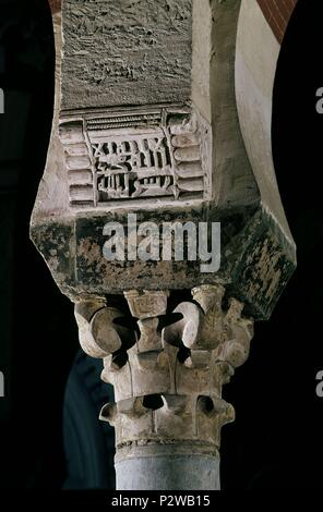 CAPITEL DE LA AMPLIACION DE ALMANZOR (987/990). Lage: MEZQUITA - INTERIEUR, CORDOBA, Spanien. Stockfoto