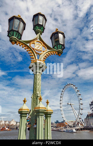 Wunderschöne Straßenlaterne auf die Westminster Bridge, die alte Brücke über die Themse in London mit dem London Eye, im Hintergrund gesehen Stockfoto