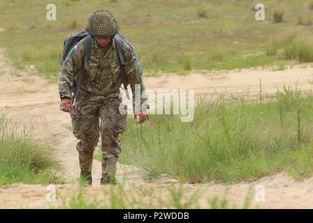 Lance Cpl. Jordan Redgrave, eine britische Fallschirmjäger des 3.BATAILLON, Fallschirm Infanterie Regiment, 16 Air Assault Brigade zugeordnet Wanderungen zu einer Baugruppe, nach der Teilnahme an einem gemeinsamen Betrieb mit der 3. Brigade Combat Team, 82nd Airborne Division in Fort Bragg, N.C., Aug 4, 2016. (U.S. Armee Foto von Sgt. Anthony Hewitt) Stockfoto