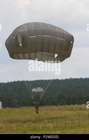 Eine britische Fallschirmjäger des 3.Bataillon, das Parachute Regiment zugeordnet, 16 Air Assault Brigade bereitet bei einer gemeinsamen Betrieb mit der 3. Brigade Combat Team zu landen, 82nd Airborne Division in Fort Bragg, N.C., Aug 4, 2016. (U.S. Armee von Sgt. Anthony Hewitt) Stockfoto