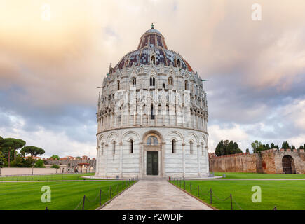 Mittelalterliche runde Romanische Pisa Baptisterium von St. John (Pisa Baptisterium) an der Piazza dei Miracoli (Platz der Wunder) oder die Piazza del Duomo (Kathedrale Squa Stockfoto