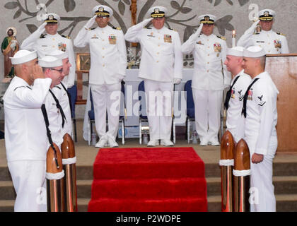 160805-N-IG 696-007 NAVAL BASE GUAM (Aug. 5, 2016) Segler stehen stramm und salutieren während das Singen der Nationalhymne bei einem Befehl Zeremonie für Los Angeles-Klasse Angriffs-U-Boot USS Topeka (SSN754). Die Change-of-Befehl Zeremonie wurde auf den US-Marinestützpunkt Guam Kapelle statt. (U.S. Marine Foto von Mass Communication Specialist 3. Klasse Jason Amadi/Freigegeben) Stockfoto