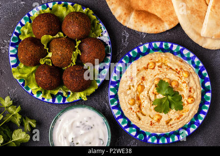 Klassische Falafel und Hummus auf die Teller. Ansicht von oben. Stockfoto