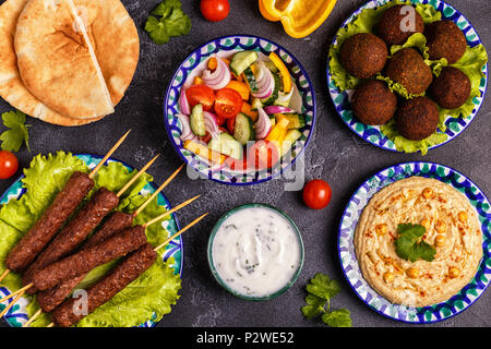 Klassische Döner, Falafel und Hummus auf die Teller. Ansicht von oben. Stockfoto