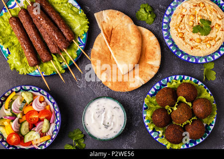 Klassische Döner, Falafel und Hummus auf die Teller. Ansicht von oben. Stockfoto