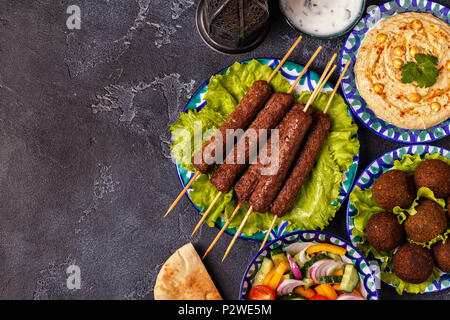 Klassische Döner, Falafel und Hummus auf die Teller. Ansicht von oben, kopieren. Stockfoto