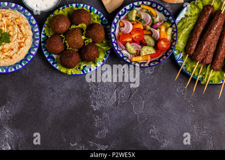 Klassische Döner, Falafel und Hummus auf die Teller. Ansicht von oben, kopieren. Stockfoto