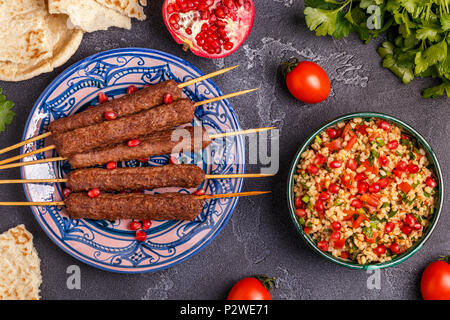 Klassische kebabs mit tabbouleh Salat, traditionelle orientalische oder arabische Gericht. Ansicht von oben. Stockfoto