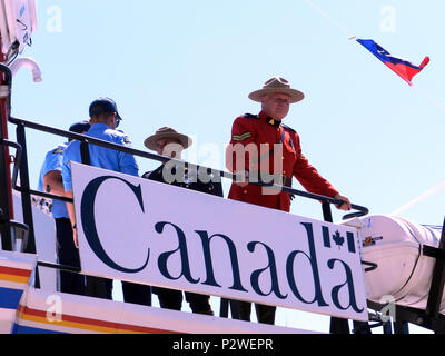 Ein Mitglied der Royal Canadian Mounted Police Erhebungen der Masse von an Bord der kanadischen Küstenwache Schiff Constable Carriere, Aug 4, 2016, während der Grand Haven Coast Guard Festival in Muskegon, Michigan. Die Crew an Bord der Carriere unterstützt die kanadischen Einhaltung und Durchsetzung Programm in der St. Lawrence Seaway und die Region der Großen Seen. (U.S. Coast Guard Foto von Lt.Cmdr. Marvin L. Kimmel) Stockfoto