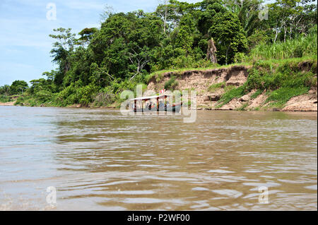 Die dorfbewohner Reise entlang des Amazonas in langen Boote und schmalen Boote, die den schnellen Transport zwischen den Dörfern bieten. Stockfoto